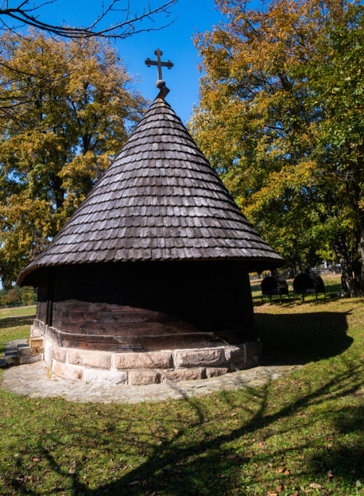Crkva-brvnara-Svetog-DJordja-u-Takovu-Srbija.-Sagradjena-je-1795.-godine-i-jedna-je-od-najstarijih-crkava-brvnara-u-Srbiji