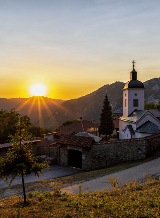 Manastir Sretenje - Ovacrsko-Kablarska klisura zalazak sunca